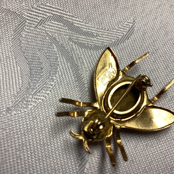 CORO PEGASUS. RED CENTER BEE BROOCH SIGNED ❣️❣️❣️❣️❣️ - Picture 12 of 12